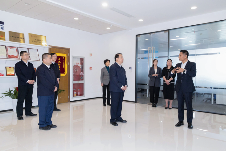 上海市长龚正一行察看AI知名人力资源服务公司Ezpay钱包国际的AI赋能人力资源数据动态分析平台